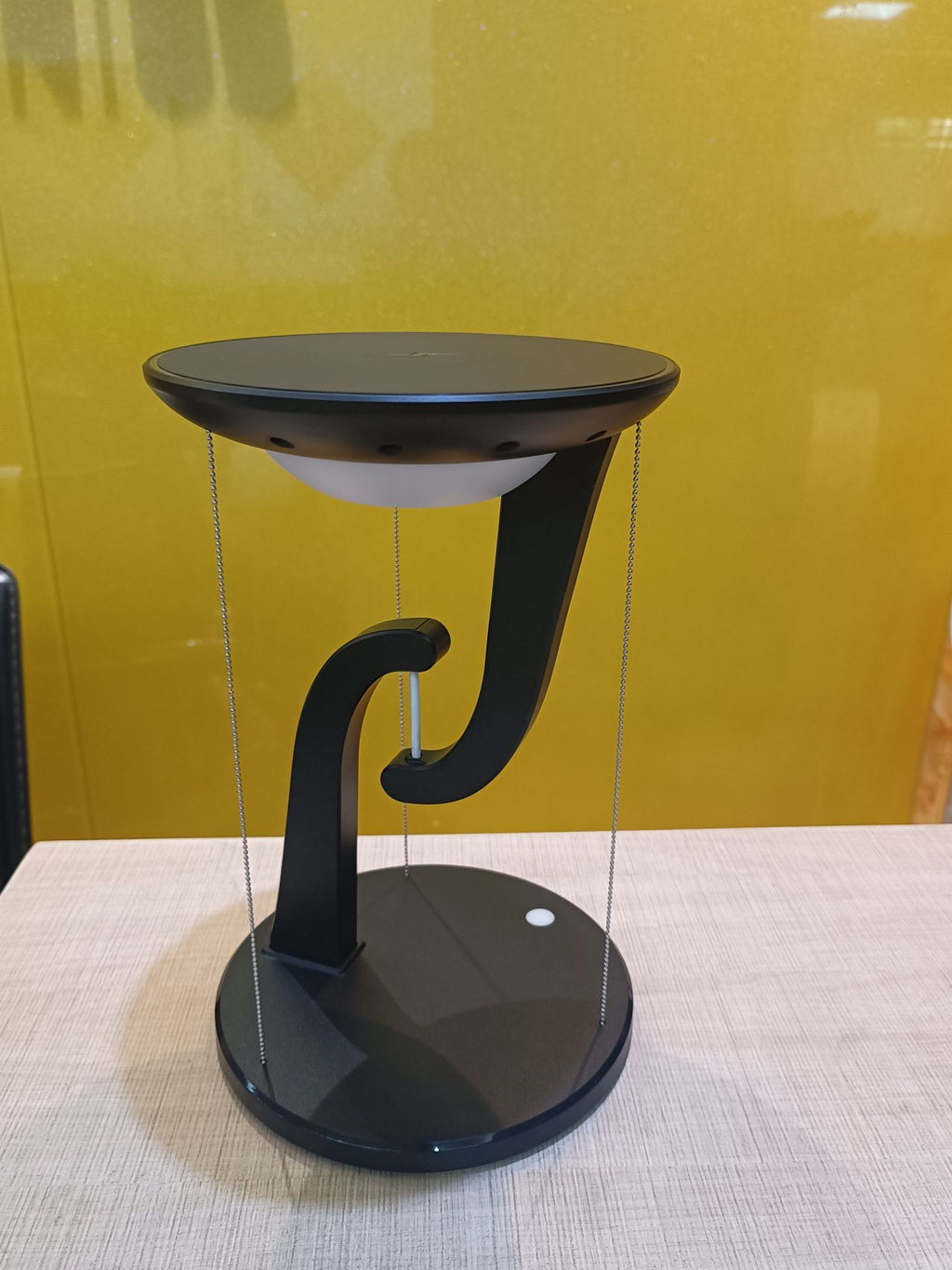 Lampada LED Intelligente con Ricarica Wireless – Luce Notturna Moderna con Caricatore Integrato